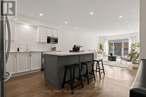 20 - 215 North Centre Road, London North (North B), ON - Indoor Photo Showing Kitchen With Upgraded Kitchen