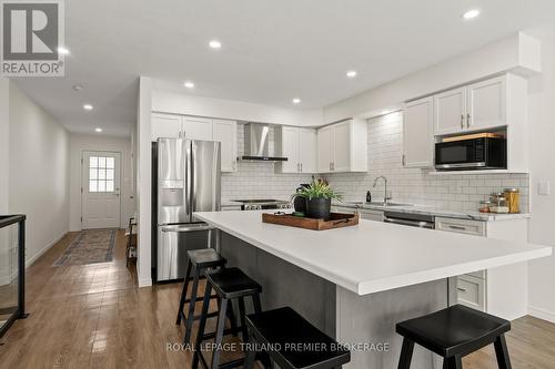 20 - 215 North Centre Road, London North (North B), ON - Indoor Photo Showing Kitchen With Upgraded Kitchen
