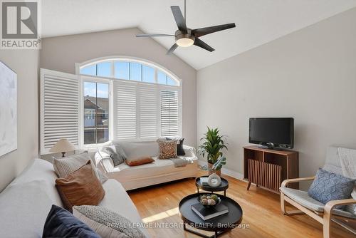 33 Grammercy Park, Ottawa, ON - Indoor Photo Showing Living Room