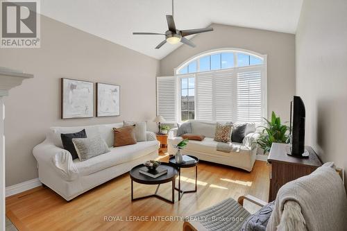 33 Grammercy Park, Ottawa, ON - Indoor Photo Showing Living Room