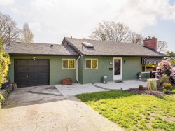 3615 Doncaster Dr Saanich, BC V8P 3W5