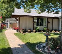 92 Harwood CR  Winnipeg, MB R3R 2A8