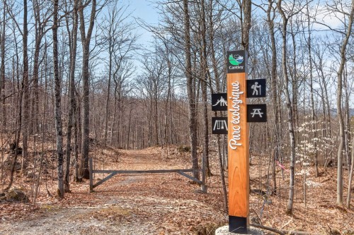 Accès au plan d'eau - 15 Rue De St-Moritz, Cantley, QC 