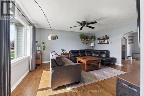 11 Gray Avenue, South Stormont, ON - Indoor Photo Showing Living Room