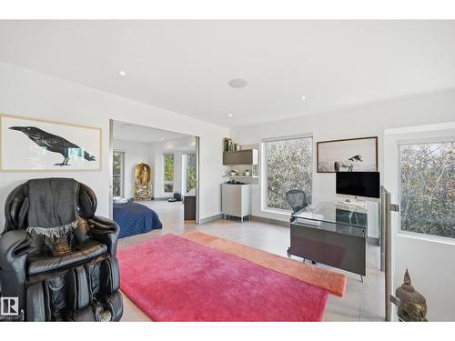 10065 90 Av Nw, Edmonton, AB - Indoor Photo Showing Living Room