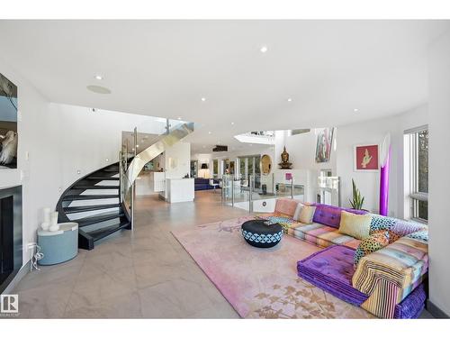 10065 90 Av Nw, Edmonton, AB - Indoor Photo Showing Living Room