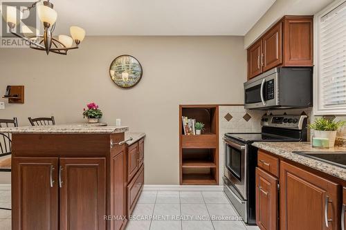 263 Guildwood Drive, Hamilton, ON - Indoor Photo Showing Kitchen