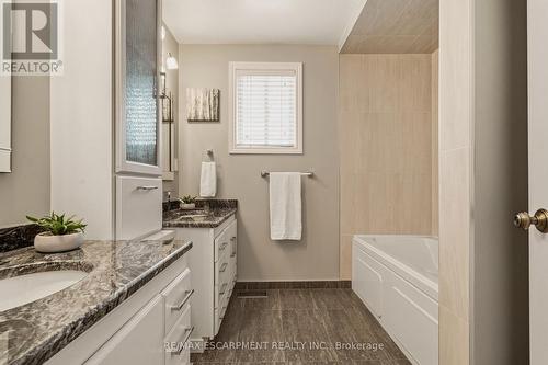 263 Guildwood Drive, Hamilton, ON - Indoor Photo Showing Bathroom