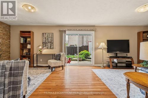 263 Guildwood Drive, Hamilton, ON - Indoor Photo Showing Living Room
