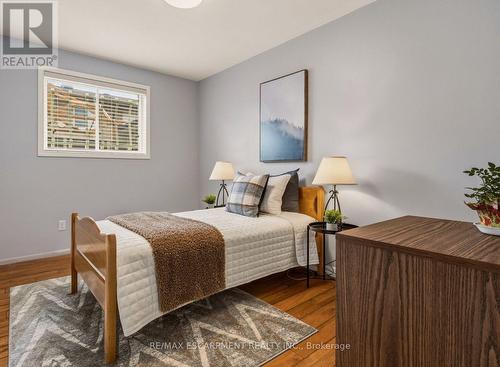 263 Guildwood Drive, Hamilton, ON - Indoor Photo Showing Bedroom