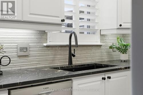663 Mullin Way, Burlington, ON - Indoor Photo Showing Kitchen With Upgraded Kitchen
