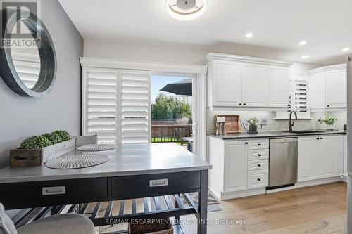 663 Mullin Way, Burlington, ON - Indoor Photo Showing Kitchen With Upgraded Kitchen