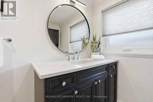 663 Mullin Way, Burlington, ON - Indoor Photo Showing Bathroom