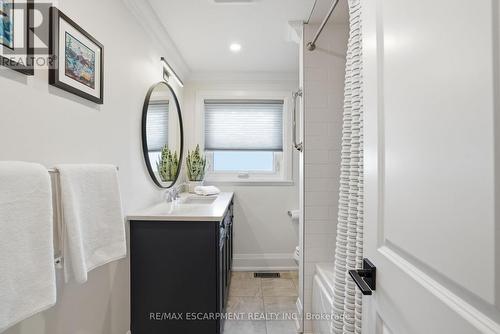 663 Mullin Way, Burlington, ON - Indoor Photo Showing Bathroom