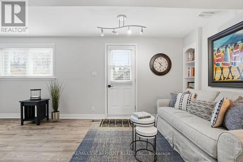 663 Mullin Way, Burlington, ON - Indoor Photo Showing Living Room