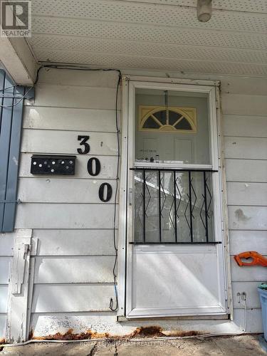 Main floor unit - 300 St Felix - 300 St Felix Street, Cornwall, ON -  With Exterior