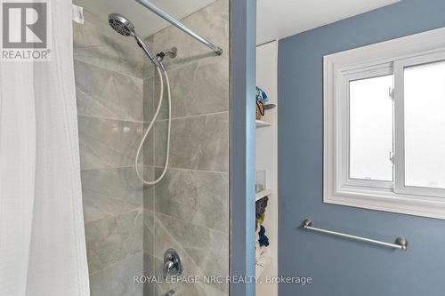 18 Lafayette Drive, St. Catharines (Lakeport), ON - Indoor Photo Showing Bathroom