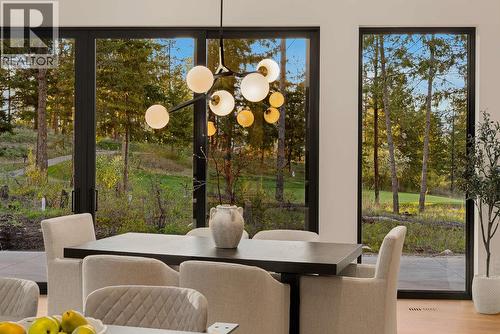 818 Predator Ridge Drive, Vernon, BC - Indoor Photo Showing Dining Room