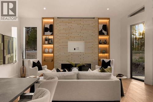 818 Predator Ridge Drive, Vernon, BC - Indoor Photo Showing Living Room