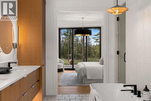818 Predator Ridge Drive, Vernon, BC - Indoor Photo Showing Bathroom