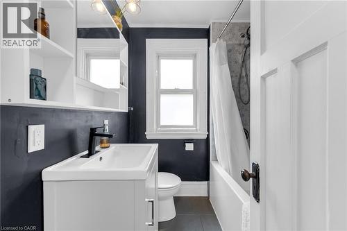22 Cope Street, Hamilton, ON - Indoor Photo Showing Bathroom