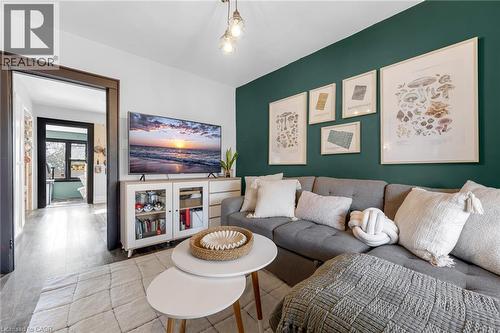 22 Cope Street, Hamilton, ON - Indoor Photo Showing Living Room