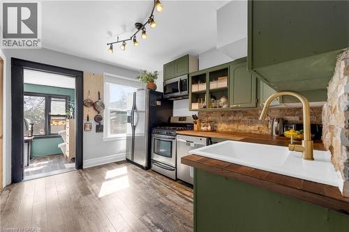 22 Cope Street, Hamilton, ON - Indoor Photo Showing Kitchen