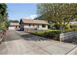 455 PINE AVENUE|Harrison Hot Springs  Harrison Hot Springs, BC V0M 1K0