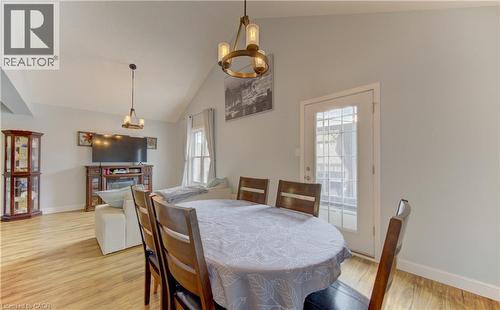 Open-concept living space featuring wood-finish flooring and a vaulted ceiling - 512 Hidden Creek Drive, Kitchener, ON - Indoor Photo Showing Dining Room