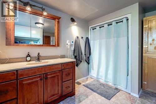 2465 3A Highway, Nelson, BC - Indoor Photo Showing Bathroom