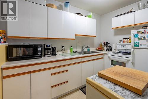 2465 3A Highway, Nelson, BC - Indoor Photo Showing Kitchen With Double Sink