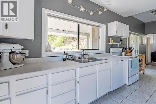 2465 3A Highway, Nelson, BC - Indoor Photo Showing Kitchen With Double Sink