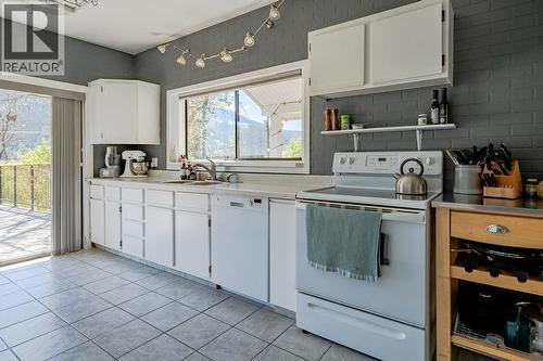 2465 3A Highway, Nelson, BC - Indoor Photo Showing Kitchen