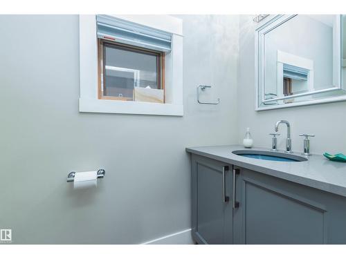 9629 84 Av Nw, Edmonton, AB - Indoor Photo Showing Bathroom