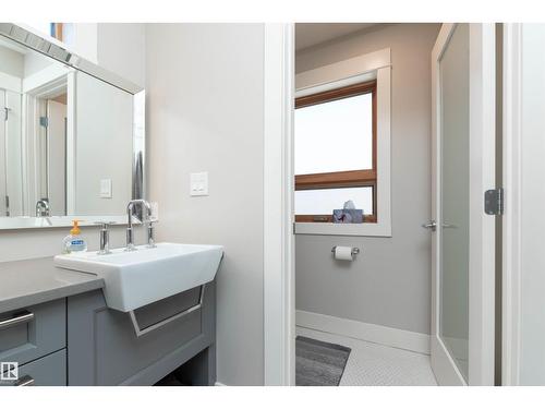 9629 84 Av Nw, Edmonton, AB - Indoor Photo Showing Bathroom