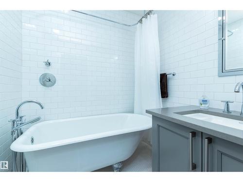 9629 84 Av Nw, Edmonton, AB - Indoor Photo Showing Bathroom