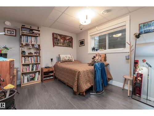 9629 84 Av Nw, Edmonton, AB - Indoor Photo Showing Bedroom