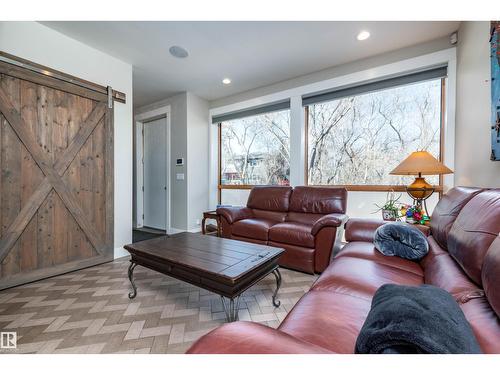 9629 84 Av Nw, Edmonton, AB - Indoor Photo Showing Living Room