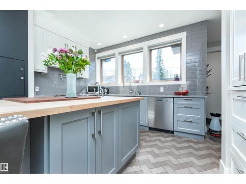 9629 84 Av Nw, Edmonton, AB - Indoor Photo Showing Kitchen