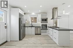 Spacious kitchen with access to yard - 