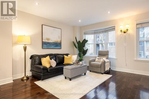90 Confederation Way, Markham, ON - Indoor Photo Showing Living Room