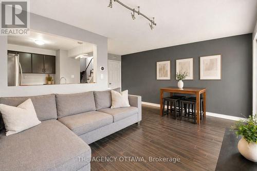 10 Collins Crescent, Brampton (Brampton North), ON - Indoor Photo Showing Living Room