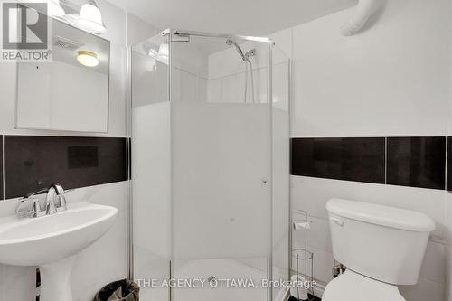 10 Collins Crescent, Brampton (Brampton North), ON - Indoor Photo Showing Bathroom