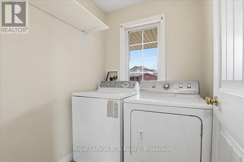 14 Parkside Street, Mapleton, ON - Indoor Photo Showing Laundry Room