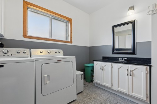 Salle de lavage - 5539 Av. Macdonald, Hampstead, QC - Indoor Photo Showing Laundry Room