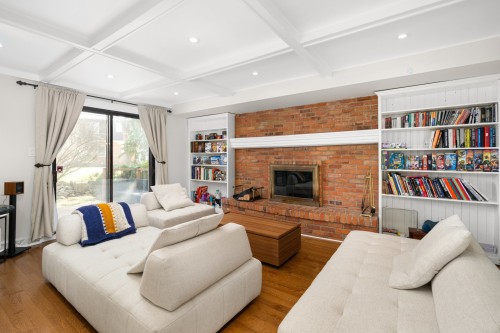 Salle familiale - 318 Av. Berkshire, Beaconsfield, QC - Indoor With Fireplace