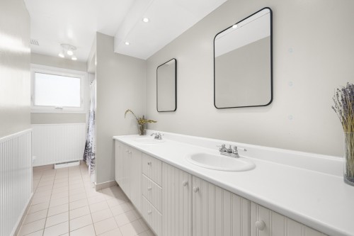 Salle de bains - 318 Av. Berkshire, Beaconsfield, QC - Indoor Photo Showing Bathroom