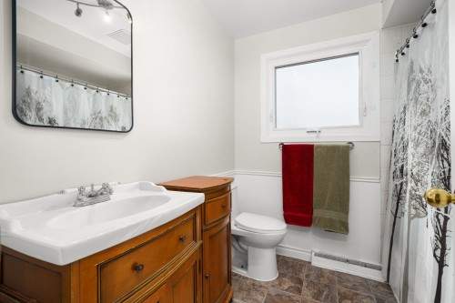 Salle de bains - 318 Av. Berkshire, Beaconsfield, QC - Indoor Photo Showing Bathroom