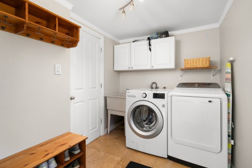 Salle de lavage - 318 Av. Berkshire, Beaconsfield, QC - Indoor Photo Showing Laundry Room