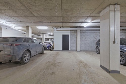 Garage - 105-5606 Av. Pierre-De Coubertin, Montréal-Est, QC - Indoor Photo Showing Garage